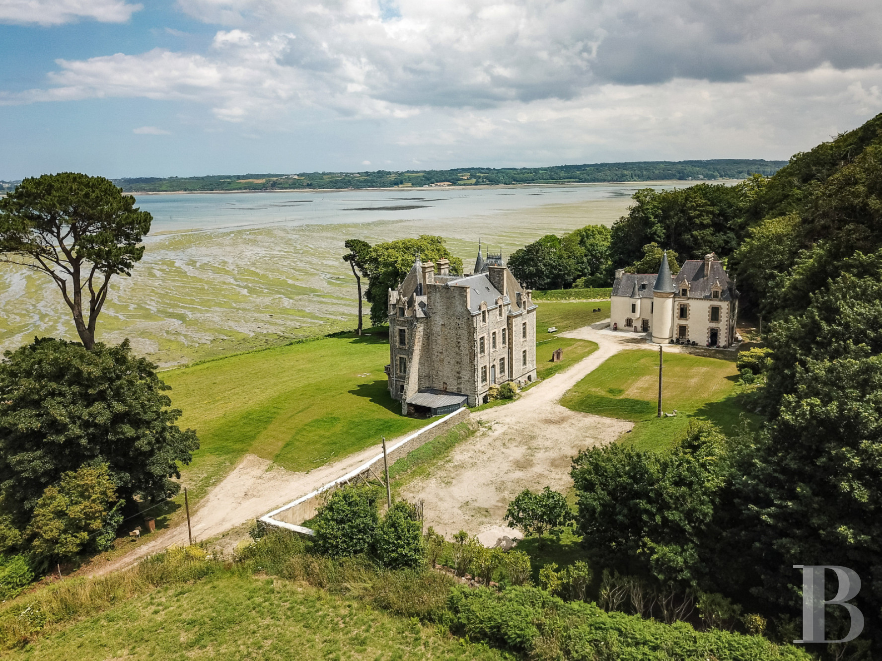 A set of two manor houses overlooks the Bay of Morlaix in Carantec on the north coast of Finistère - photo  n°6